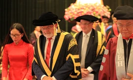 Giáo sư Peter Shergold AC, Chủ tịch Hội đồng Đại học Western Sydney và Giáo sư Tiến sĩ Nguyễn Đông Phong, Hiệu trưởng trường Đại học Kinh tế TP Hồ Chí Minh tại lễ trao học bổng BBUS và MBA Talent 2019 - Ảnh HIẾU MINH