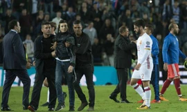 Lực lượng an ninh bắt giữ một cổ động viên cố tiếp cận Isco.