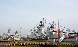 Thượng cờ hai tàu tên lửa 382 và 383 của Hải quân Việt Nam