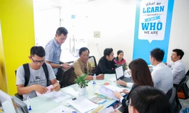 Thí sinh và phụ huynh nộp hồ sơ xét tuyển vào HUTECH trong đợt tuyển sinh năm 2019