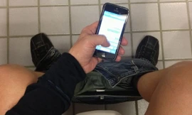 Nhiều người sử dụng điện thoại khi đi vệ sinh để…giết thời gian.