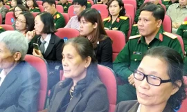 Chị Tạ Thị Kiều- người ngồi ở hàng hàng 2 thứ 2 từ phải sang, vợ của quân nhân thiếu tá Lê Hải Ninh cùng với người thân trong gia đình tại lễ tôn vinh.