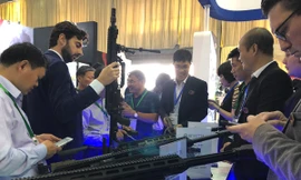 Súng bắn tỉa Victrix Pugio, Gladius và Corvus được trưng bày tại gian hàng của Beretta. Ảnh: Thái An