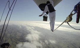 Thót tim cảnh đi bộ trên không giữa hai khinh khí cầu