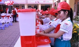 Các bạn nhỏ đang thực hành rửa tay. (Ảnh: Khánh Hội)