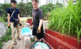 James trong một buổi thu dọn rác thải cùng nhiều bạn trẻ tình nguyện ở Hà Nội.