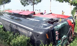 Sau khi húc đuôi ôtô khách phía trước, xe giường nằm lao xuống mương, lật ngang. Ảnh: Long Hồ.