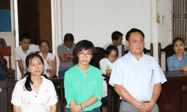 Các bị cáo Thái Thị Hồng Điệp,, Nguyễn Thị Quỳnh và bị cáo nguyễn Thái Sơn tại phiên tòa vào ngày 4/5 (tính từ trái qua phải)