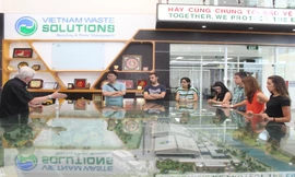 Ông Kevin Moore, Giám đốc Điều hành của VWS trao đổi với các kỹ sư, kiến trúc sư đến từ Barcelona