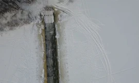 Nga bắc cầu phao đưa xe bọc thép vượt sông băng