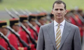 Hoàng tử Felipe duyệt đội danh dự quân đội Tây Ban Nha.