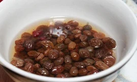 Bài thuốc nho khô ngâm nước thanh lọc gan chỉ 2 ngày