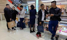 Cụ bà chen chân mua nồi tặng con dâu ngày Black Friday