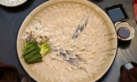 Mỗi đĩa cá nóc là một kỳ công khoa học của nghệ thuật chế biến và trang trí. Ảnh: Foodpink.