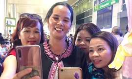 Bà H'Ngơn Niê được khán giả yêu mến không kém con gái. Bà không nói được tiếng Kinh nên phải nhờ người trong buôn làng phiên dịch giúp. 