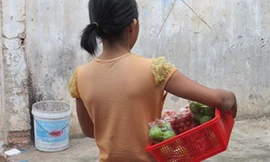 Sau khi về với nhà, hằng ngày Nhi vẫn đi bán vé số, trái cây cùng mẹ.