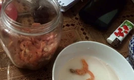 Người dân hoang man vì những con tôm khô khá lạ, ngâm nước suốt hơn 2 giờ nhưng vẫn cứng như...nhựa. 