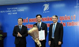 Chủ tịch HĐQT VNPT Trần Mạnh Hùng và Tổng giám đốc VNPT Phạm Đức Long trao quyết định bổ nhiệm cho ông Nguyễn Nam Long