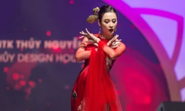 Angela Phương Trinh áo dài đỏ rực, uyển chuyển với vũ đạo nóng bỏng