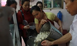 Vợ chồng ông Thanh có 2 người con, cô con gái đang làm phiên dịch cho một công ty nhưng lúc nào rảnh là múc chè, bưng chè cho khách nhanh gần bằng cha. Anh con trai ngoài 20 tuổi nặn bánh trôi, bánh chay khéo chẳng kém gì mẹ và các bác gái. Thế nhưng, như