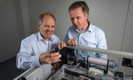 Các chuyên gia đang giới thiệu về máy quét T-COGNITION