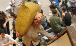 Nữ phu bốc vác tại chợ Đồng Xuân. Ảnh: Dân Việt