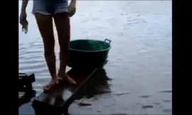 Thiếu nữ tay không câu cả đàn cá hổ trong chớp mắt