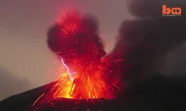 Sấm sét phát ra từ núi lửa