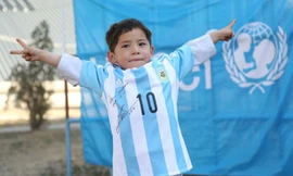 Murtaza và món quà mới. Ảnh: Reuters