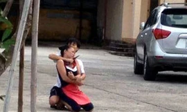 Hành động khống chế con tin rất manh động của đối tượng Long (ảnh: Vietnam+) 