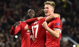 Các cầu thủ MU ăn mừng bàn thắng thứ hai vào lưới Benfica