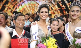 Bố mẹ H'Hen Niê lên chúc mừng con gái trong đêm chung kết Hoa hậu Hoàn vũ Việt Nam 2017.