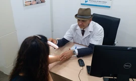 Giáo sư Tiến sĩ Michael Tirant tư vấn miễn phí cho bệnh nhân viêm da cơ địa