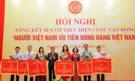 Đồng chí Trương Thị Mai, Ủy viên Bộ Chính trị, Bí thư Trung ương Đảng, Trưởng ban Dân vận Trung ương trao Cờ thi đua cho các cá nhân, đại diện tập thể có thành tich xuất sắc trong thực hiện Cuộc vận động