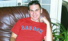 Đây là bức ảnh mẹ CJ gửi cho người rải tro. Phần lớn các bức ảnh gửi về đều là bức ảnh CJ mặc áo đỏ và túi đựng tro cốt của anh ở tiền cảnh, phía sau là điểm đến nơi anh sẽ được rải tro. Ảnh: Scattering CJ.