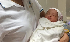 Bé gái lớn lên trong bụng người mẹ hôn mê suốt 3 tháng