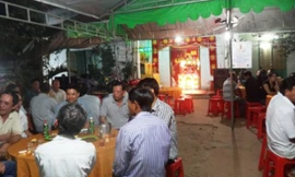 Hàng xóm đến chia buồn với gia đình nạn nhân. Ảnh: Pháp luật TPHCM