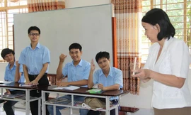 Cô Hòa hơn 15 năm gắn bó với các học sinh khiếm thính để giúp các em được học cao hơn. Ảnh: Hoàng Trường.