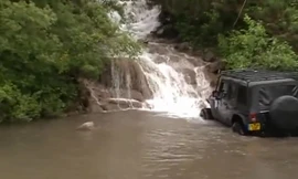 Xe Jeep băng hồ, leo thác nước tài tình