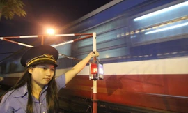 Cô gái 19 tuổi dễ thương gác chắn tàu trong đêm