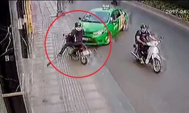 Tài xế tông thẳng taxi vào tên cướp giật túi xách