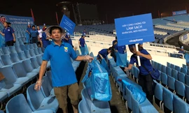 Với mong muốn làm sạch khán đài, giữ gìn vệ sinh và bảo vệ môi trường, thành niên VNPT, nhà tài trợ chính giải đấu đã bắt tay vào dọn dẹp vệ sinh và kêu gọi các cổ động viên cùng thực hiện