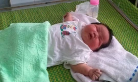 Bé sơ sinh có cân nặng khủng.