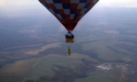 Liều lĩnh treo người ở độ cao 1500m bằng...keo