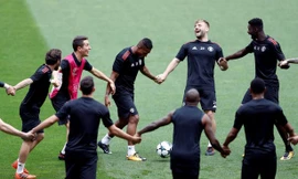 Cầu thủ MU thực hiện luyện bài tập lạ mắt trên sân Benfica