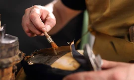 Kết đắng cho anh đánh giày nhịn ăn, mua túi xách 20 triệu tặng bạn gái