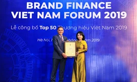 Bà Trần Thu Huyền - Thành viên HĐQT kiêm Giám đốc Khối Nhân sự VietinBank nhận chứng nhận Top 50 Thương hiệu giá trị nhất Việt Nam 2019 
