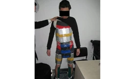 Kẻ buôn lậu bị bắt với 94 chiếc iPhone trên người 