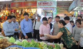 HĐND TP Hồ Chí Minh giám sát về an toàn thực phẩm tại chợ Bến Thành. Ảnh: HL