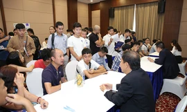 Hàng trăm bậc phụ huynh, học sinh được các lãnh đạo Vinpearl Air tư vấn trực tiếp, giải đáp các thắc mắc tại hội thảo